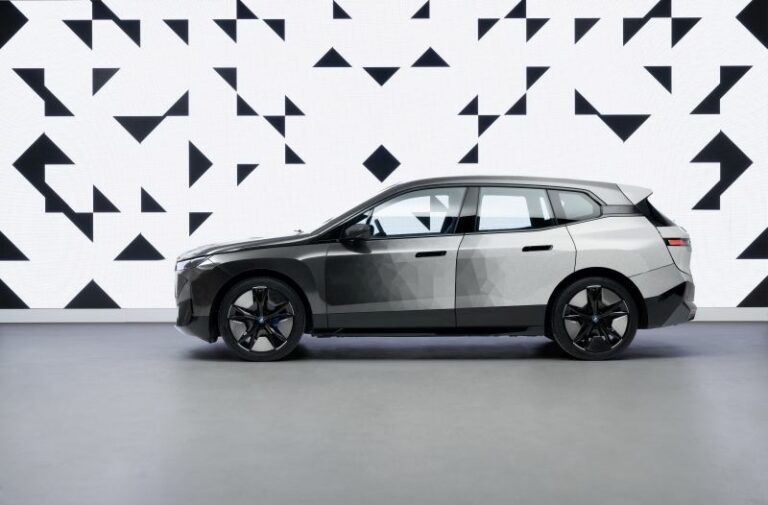 Bmw, con iX Flow la carrozzeria cambia colore