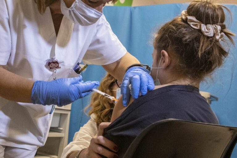 Covid, Iss: “Età media deceduti 80 anni, più alta per i vaccinati”