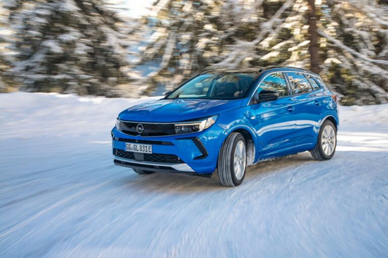 Trazione integrale hi-tech su Opel Grandland Hybrid4 e Insignia