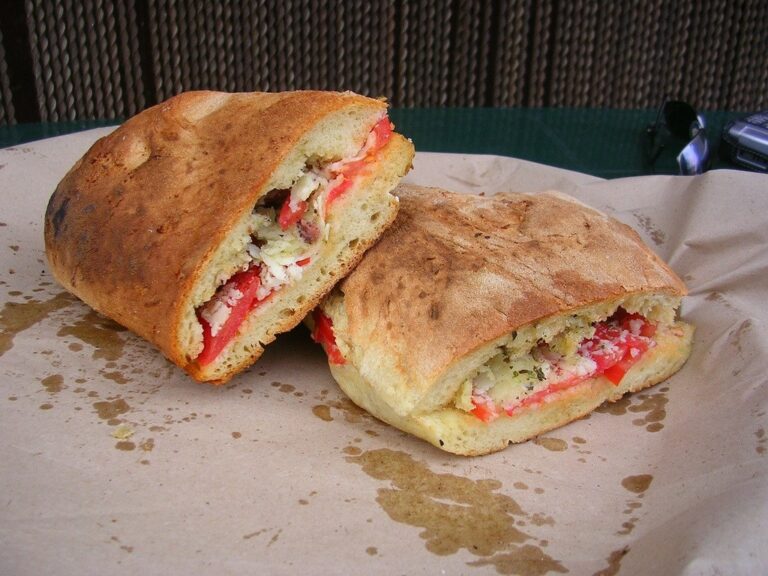 Pane cunzato, emblema dello street food siciliano Pane cunzato, emblema dello street food siciliano