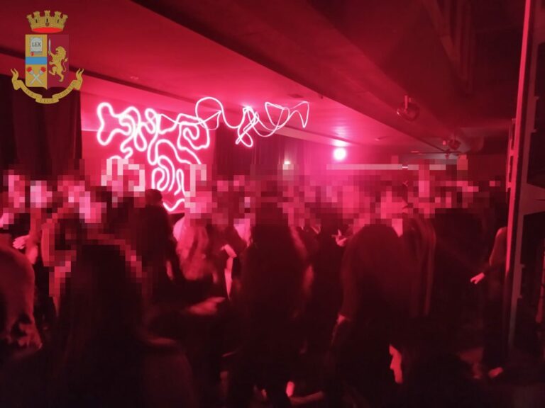 Catania, assembramenti in discoteca senza mascherina: sanzionato il titolare