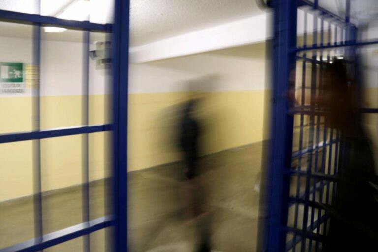 Incendio in un Istituto penale per minorenni a Catania, intossicati tre agenti