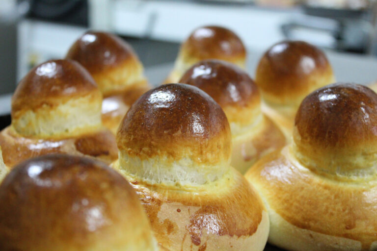 Brioscia cu tuppu, una ricetta intrisa di storia e amore Brioscia cu tuppu, una ricetta intrisa di storia e amore