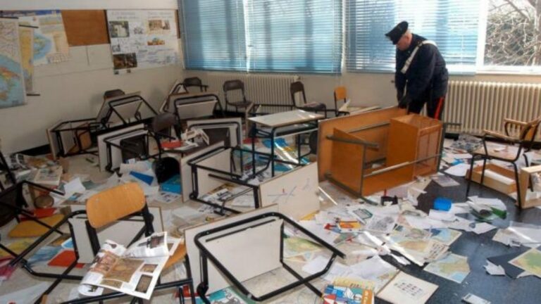 Raid vandalico in una scuola a Messina, imbrattato e danneggiato il materiale didattico