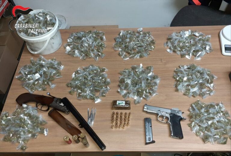 Palermo, scoperti con armi e droga: arrestati due fratelli allo Zen