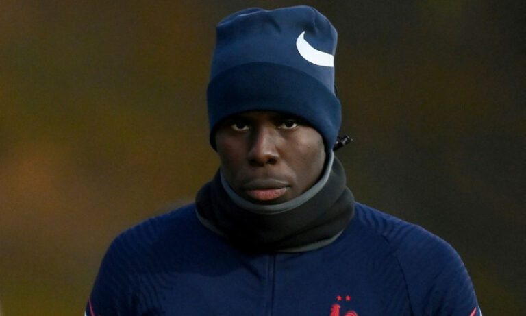Calciatore Zouma in un mare di guai per aver preso a calci il suo gatto