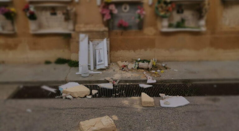 Mazara, profanate tre tombe al cimitero. Il sindaco: “Gesto vigliacco e violento”