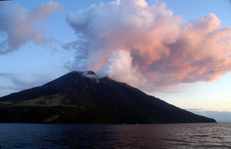 Stromboli, decreto per installare sistemi di monitoraggio del vulcano