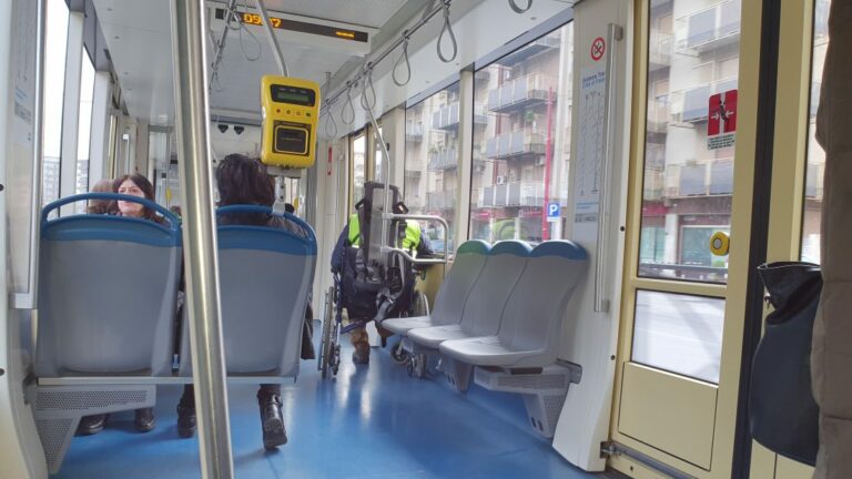Palermo, vuole salire su tram senza green pass: scatta rissa e danneggiamenti