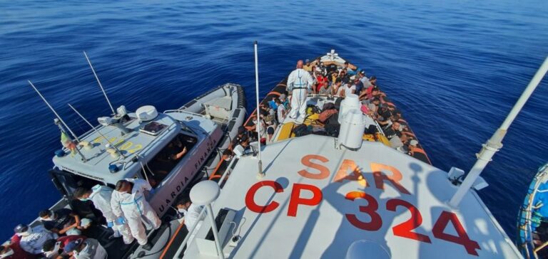 Oltre 570 migranti soccorsi in mare: 59 sono minori