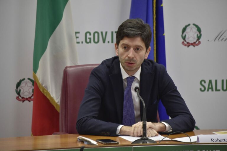 Covid, Speranza: “Vaccini decisivi per contrastare Omicron”