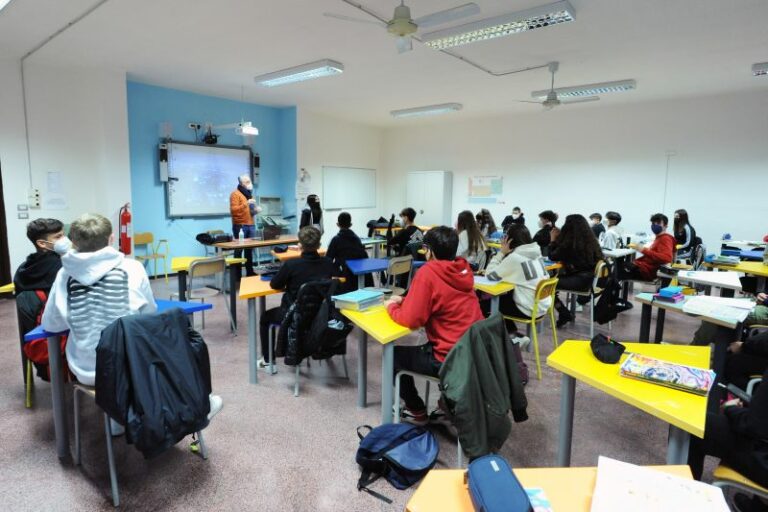Scuola, crescono tecnici e profesionali ma 56,6% sceglie i licei Scuola, crescono tecnici e profesionali ma 56,6% sceglie i licei