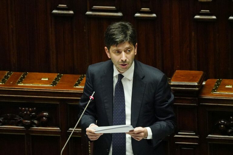 Covid, Speranza: “Si apre una fase nuova, ma serve ancora cautela”