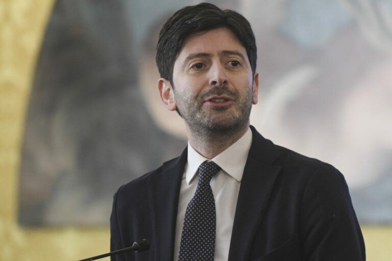 Covid, Speranza: “Stiamo piegando la curva”