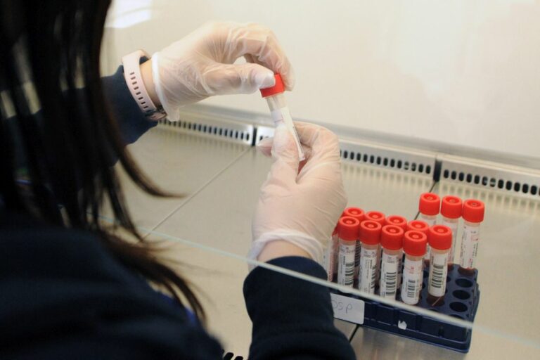 Vaccino efficace contro tutte le varianti: ok i primi test