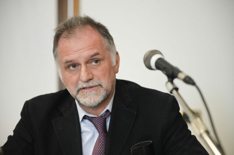 Covid, Garavaglia: “Riaprire tutto ad aprile come la Francia”