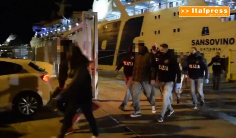 Sette migranti morti per ipotermia, arrestato presunto scafista Sette migranti morti per ipotermia, arrestato presunto scafista