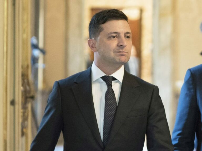 Zelensky: “Non ci arrenderemo, lotteremo in ogni piazza”