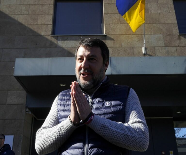 Salvini: “La pace è una priorità, preghiamo col Papa per i bimbi”