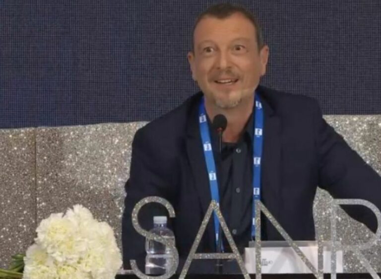 Sanremo, Amadeus festeggia il “triplete” con uno sguardo al poker
