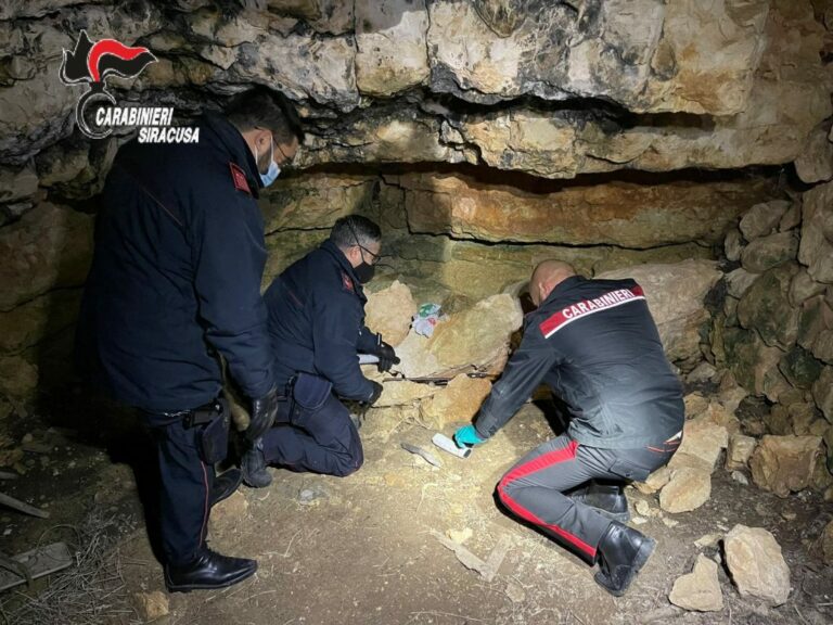 Noto, armi e droga nascoste in una grotta: indagini dei carabinieri in corso