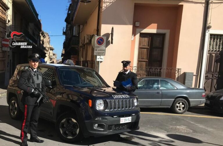Francofonte, maltratta da anni moglie e figlio: arrestato 46enne
