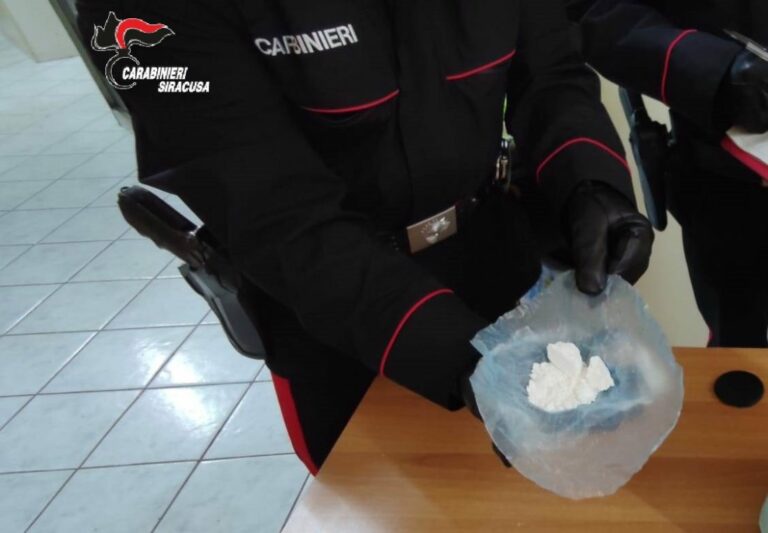 Siracusa, nascondeva droga in casa: spacciatore finisce ai domiciliari