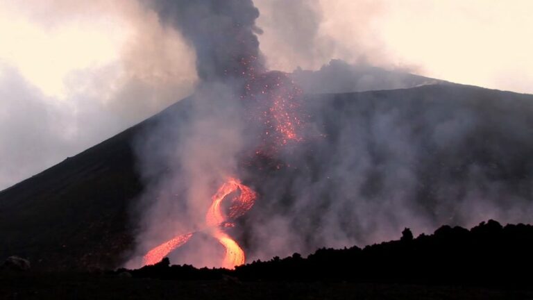 Etna: ancora esplosioni intracrateriche e debole emissione di cenere