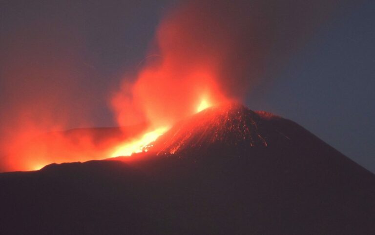 Etna, nuova emissione di cenere dal cratere di Sud-Est