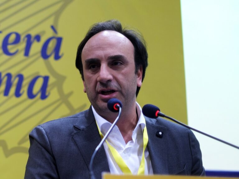 Galluzzo: “De Luca rifletta e cambi. A Palermo tratta, qui fa l’inferno. Basta fango e show, non è il padrone del territorio”