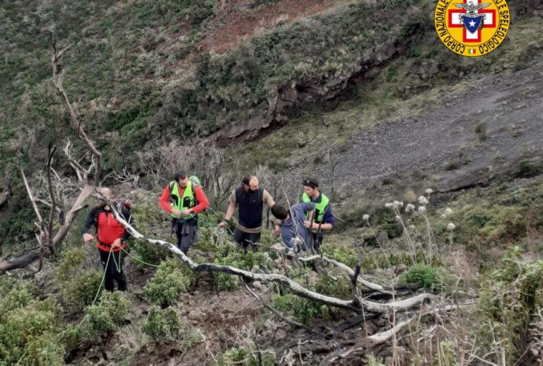 Ritrovato il giovane disperso a Stromboli, era scivolato in una scarpata di 30 metri