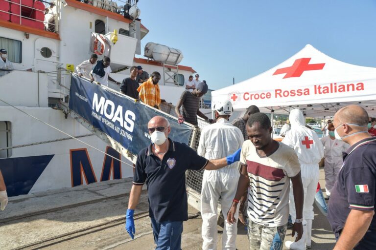Gommone speronato, il racconto dei migranti superstiti