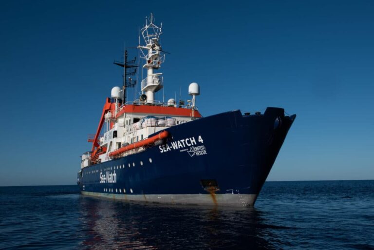 Migranti, 129 persone a bordo della Sea Watch 4: l’appello dell’Ong per un porto sicuro