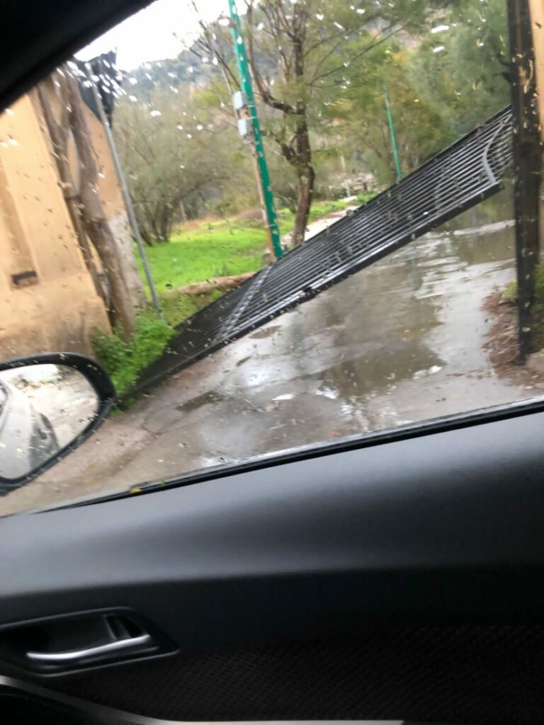 Palermo, crollato cancello in via del Fante