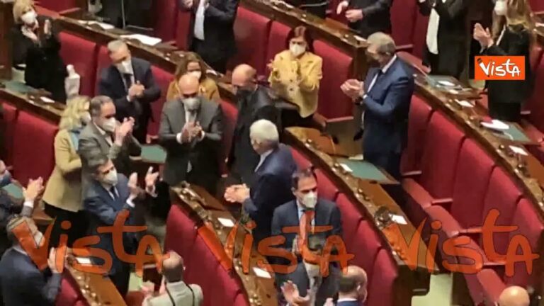 Applausi a Casini in Aula dopo l’elezione di Mattarella e l’abbraccio di Letta