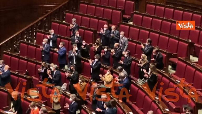 Applauso e standing ovation per Mattarella dall’Aula di Montecitorio alla lettura dei risultati