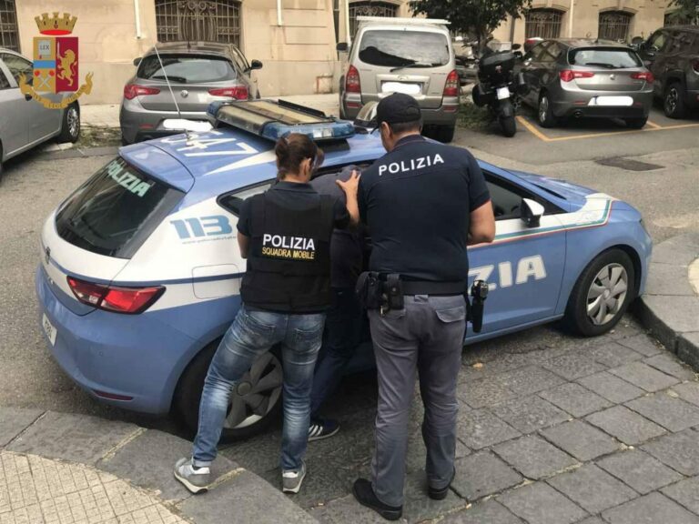 Catania, abbatte muro divisorio per ospitare cavalli: arrestato 62enne