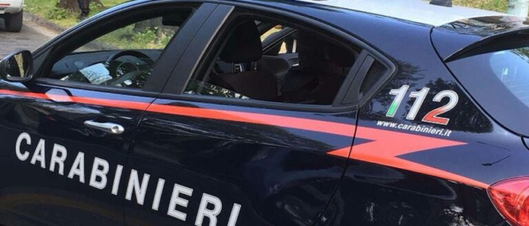Minaccia con una siringa e si fa consegnare i soldi prelevati dal bancomat: rapinatore ricercato a Caltanissetta