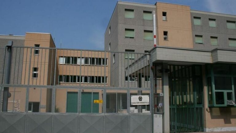 Paura al Bicocca di Catania, detenuti appiccano un incendio nel carcere minorile