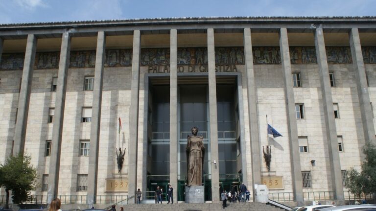 Catania, boss incapace di stare in giudizio: sospeso processo