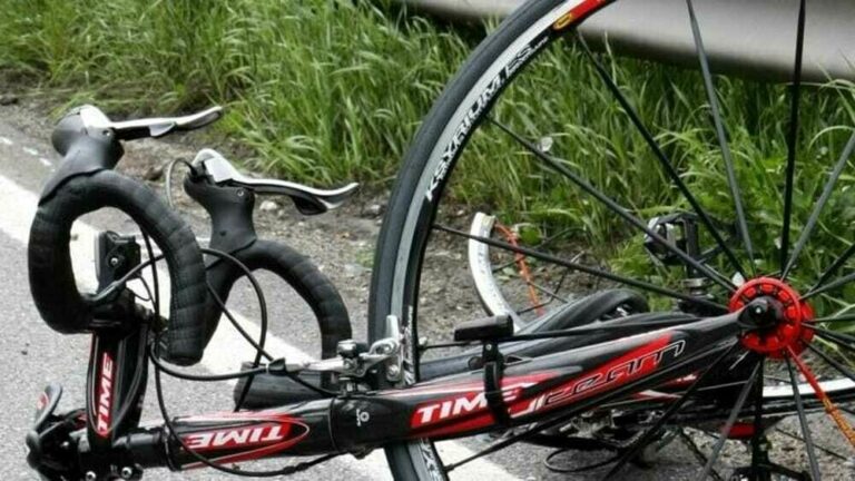 Castelmola, ciclista cade in un burrone: morto 60enne