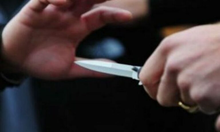 Paternò, minorenne accoltella coetaneo a scuola: denunciato