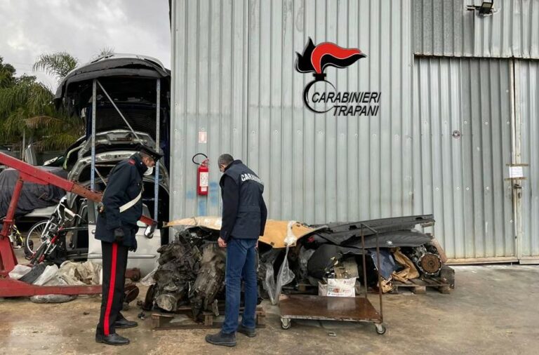 Scoperto ad Alcamo un impianto di autodemolizione abusivo, denunciato il titolare