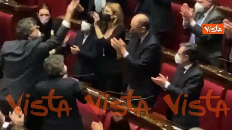 Elezione Quirinale, la gioia di Letta per elezione Mattarella. Batte il cinque e stringe mani