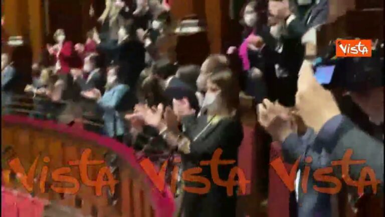 Elezione Quirinale, standing ovation di 4 minuti in Aula alla Camera per il quorum di Mattarella