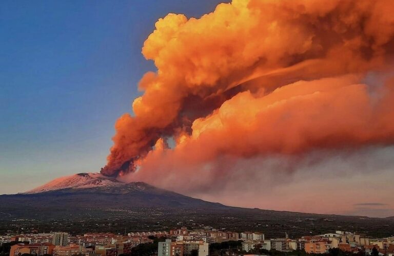 Spettacolare fontana di lava dal cratere di Sud-Est dell’Etna, nube vulcanica alta 10 km: sospesi i voli