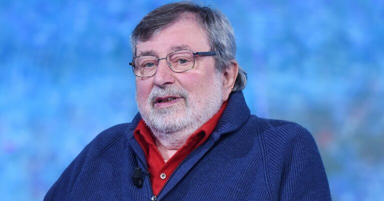 Guccini da manuale: “No all’Italia della piuma di struzzo nel sedere”