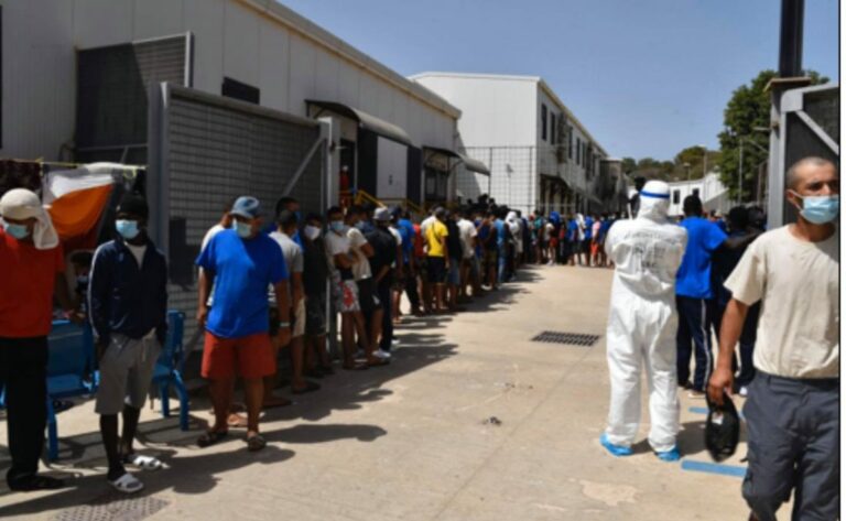 Migranti: da Lampedusa in 171 trasferiti su nave quarantena