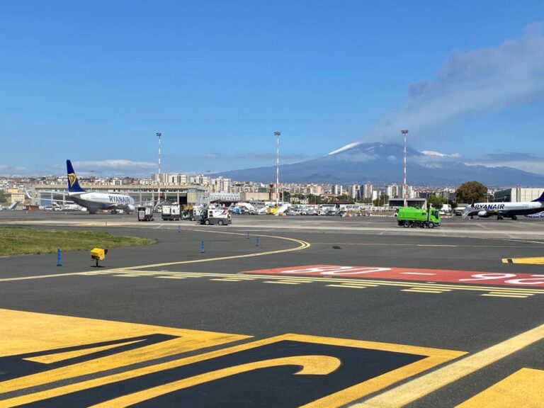 Etna: ancora due colate laviche alimentate ad alta quota, ma aeroporto di Catania torna operativo