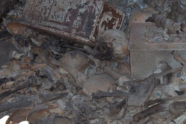 Napoli, crollo al cimitero di Poggioreale